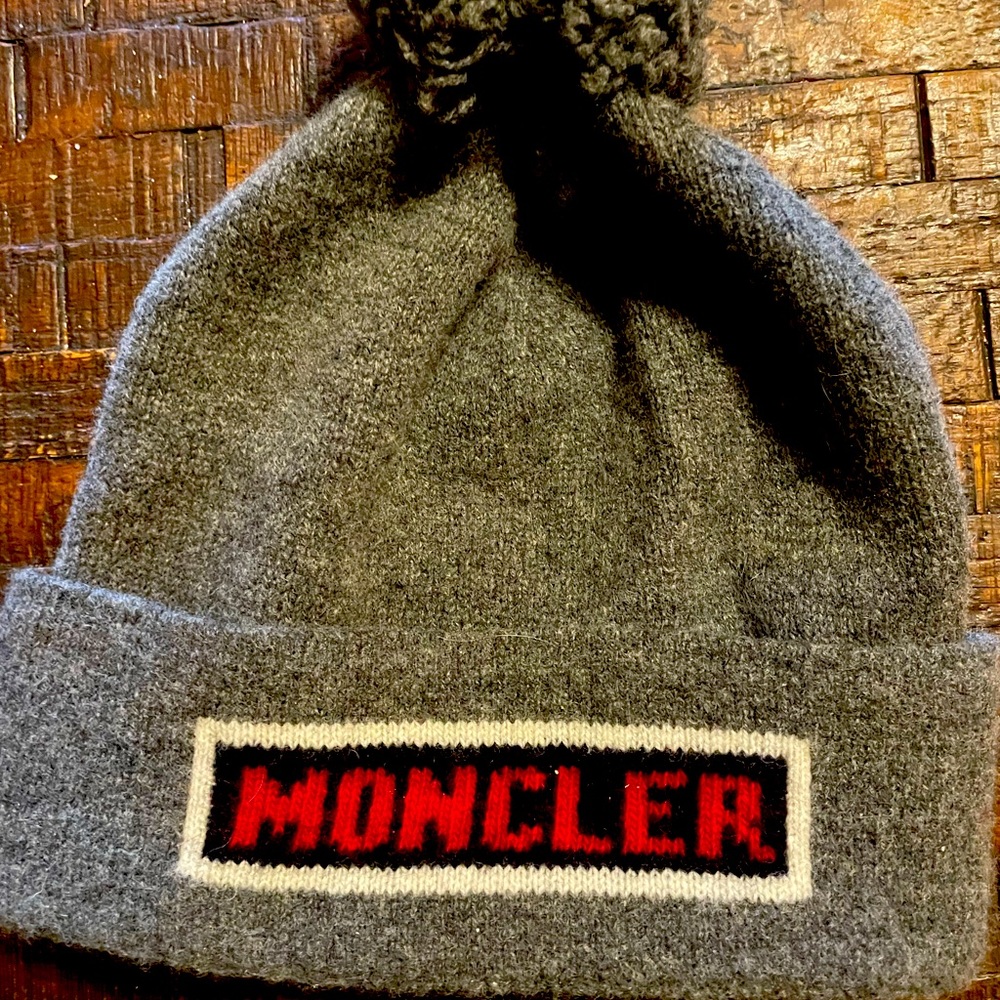 Berretto Tricot material great for the winter never worn beforewith Authenticity